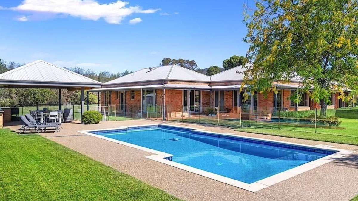 Yarra Glen House | Hubbard Hill Yarra Glen Oasis: 4-Bdrm Home with Pool & Stunning Valley Views