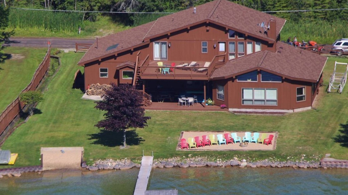 Hubbard Lake House | Hubbard Lake Waterfront Estate 4 Bedrooms/4 Bathrooms - 4400 sq ft