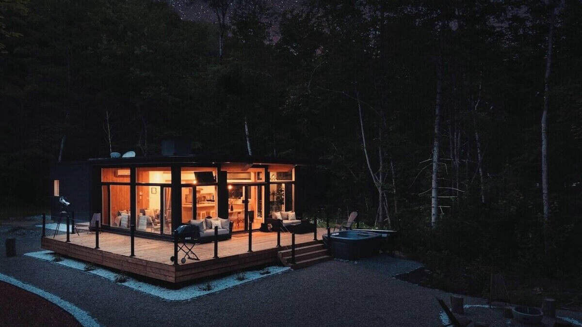 Amherst Ski Chalet | Hubble Tremblant · Starry Tremblant l Design View Spa Lake Beach