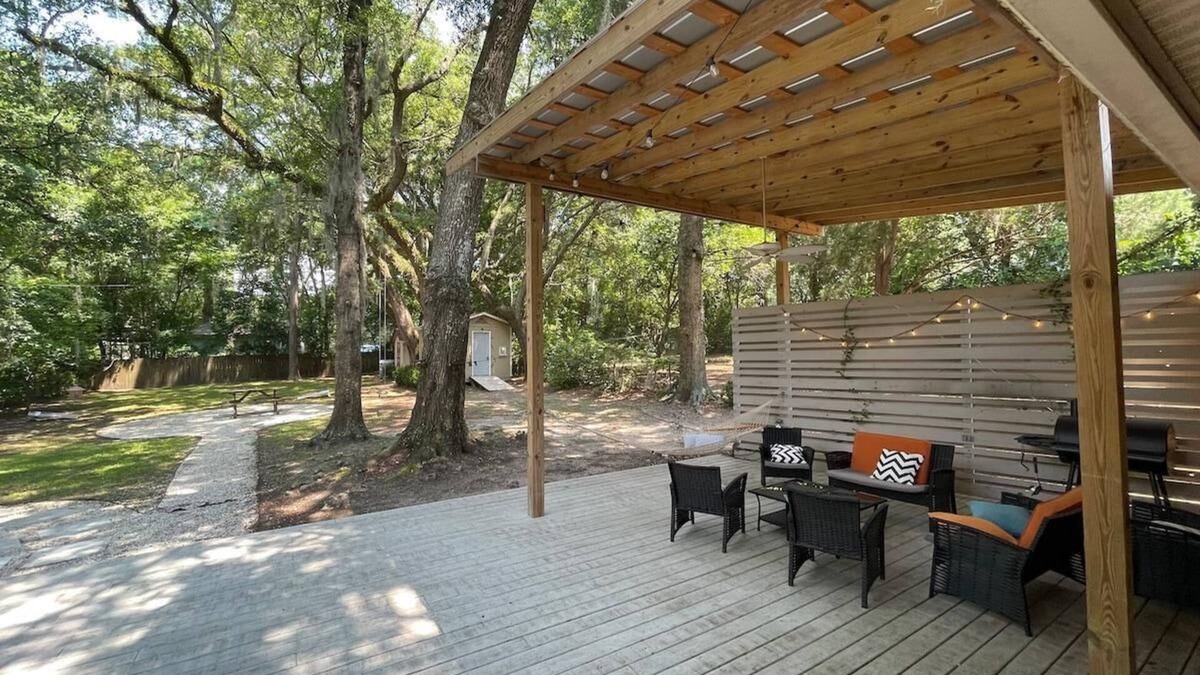 North Charleston House | Huckleberry Flynn: Spacious + Comfy + Arcade Room!