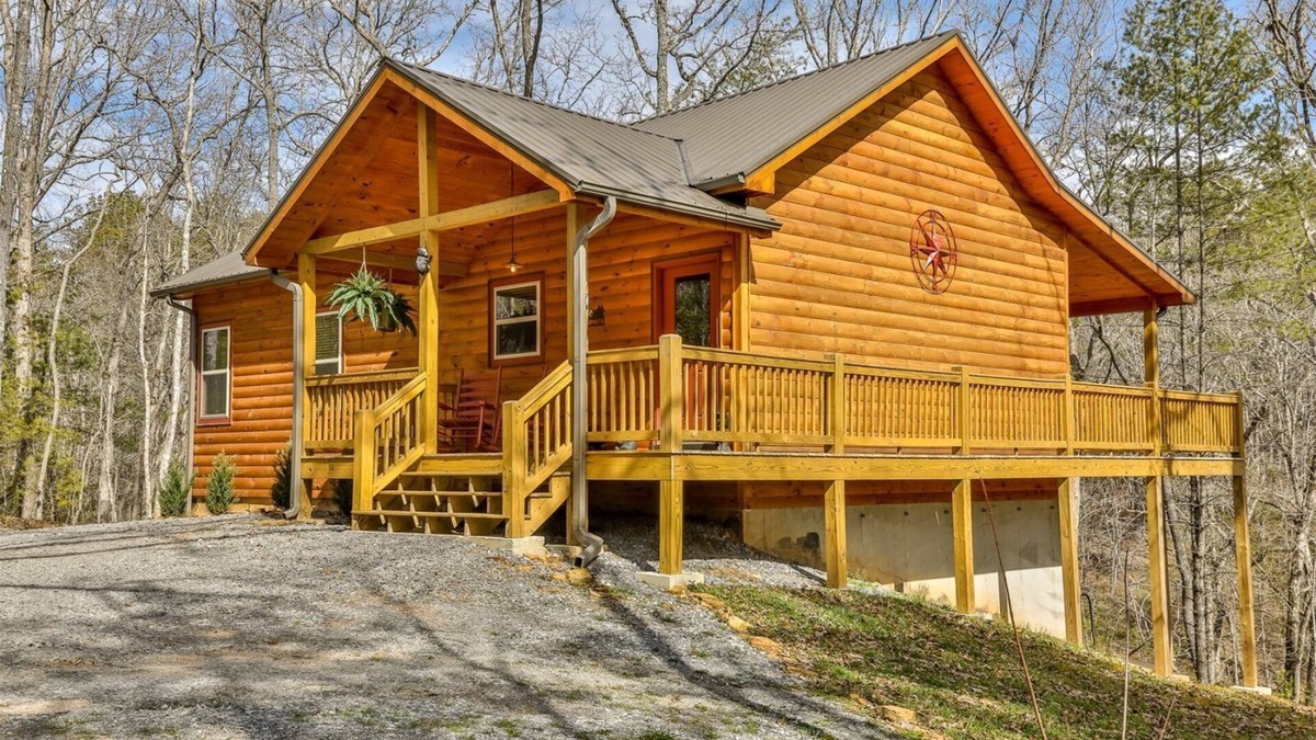 Natures Courtyard Cabin | Huckleberry Hideaway