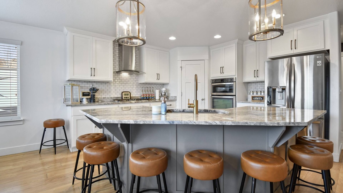 Heber House | Huckleberry Lane Stunner | 6br 4ba | Hot Tub | Game Room | RV Parking | Massage Chair
