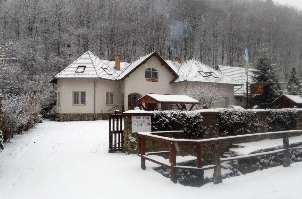 Ujhuta House | Hudi-Lak Vendégház