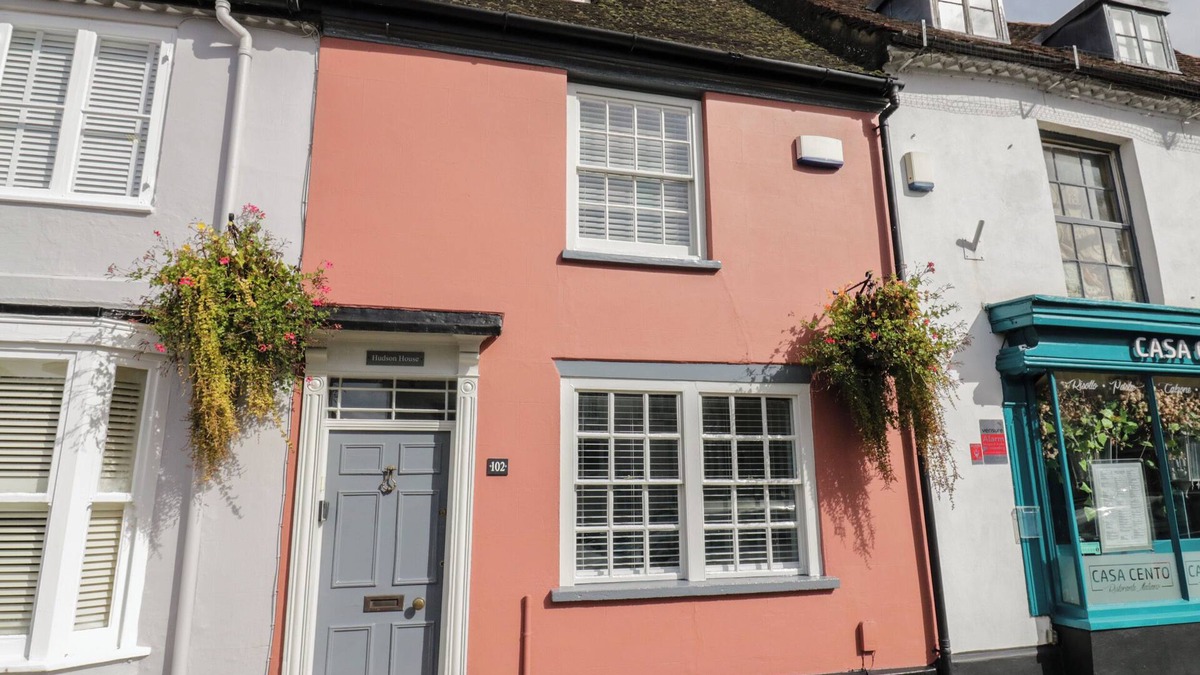 Stony Stratford Cottage | HUDSON HOUSE, pet friendly, with a garden in Stony Stratford