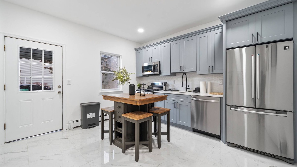 Constable Hook House | Hudson Oasis - Sleeps 10 - NYC - EWR - Free Parking