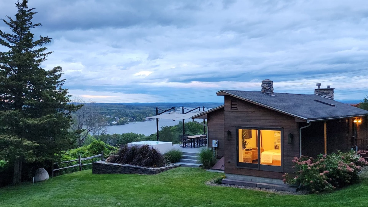 Hudson House | Hudson River/Catskill Mtn Views 2 Bdrm Contemporary, Hudson NY