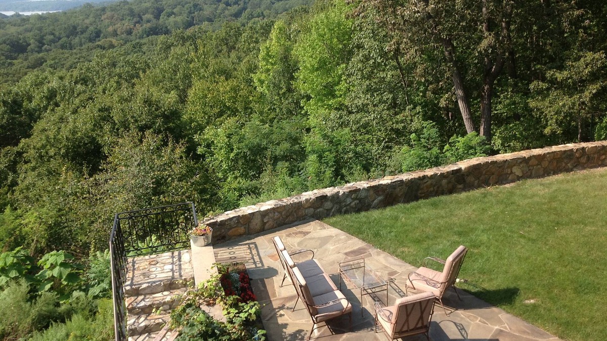 Garrison House | Hudson valley views mountaiuntop home