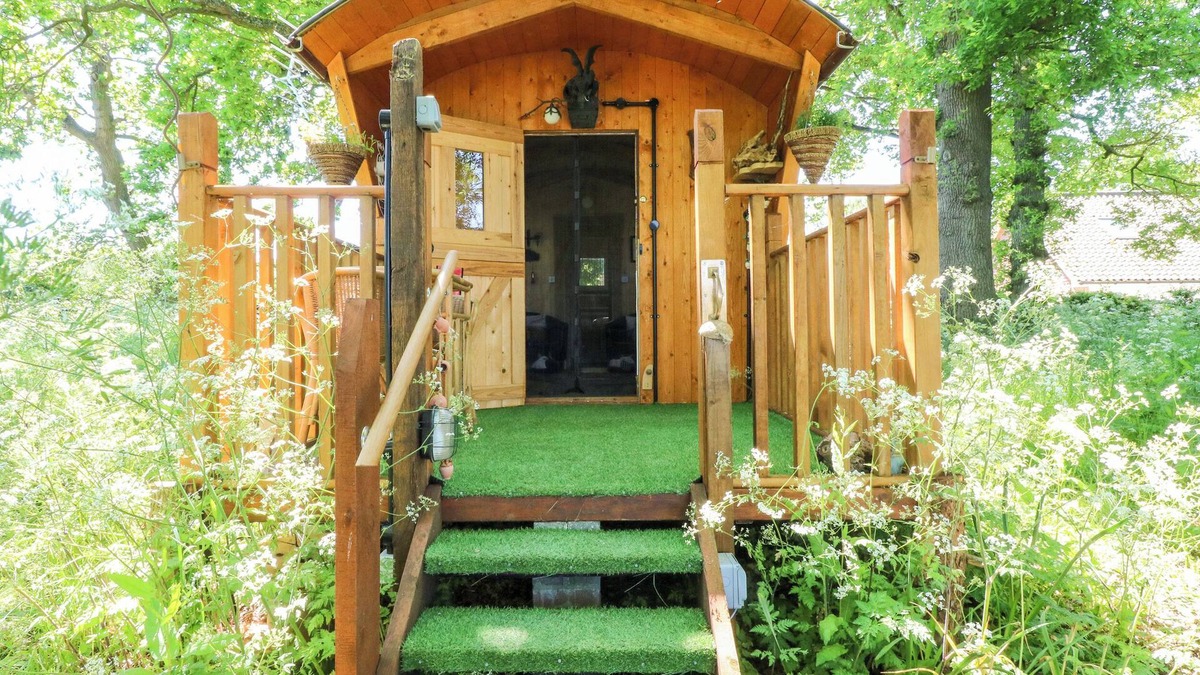 East Dereham Cottage | HUGATREE, romantic, character holiday cottage in Litcham