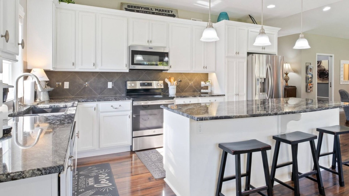 Mission Hills House | HUGE, 10 BEDS, FAMILIES, REUNIONS & RETREATS! LAKE FUN 1 MILE-FREE POOL PASSES!