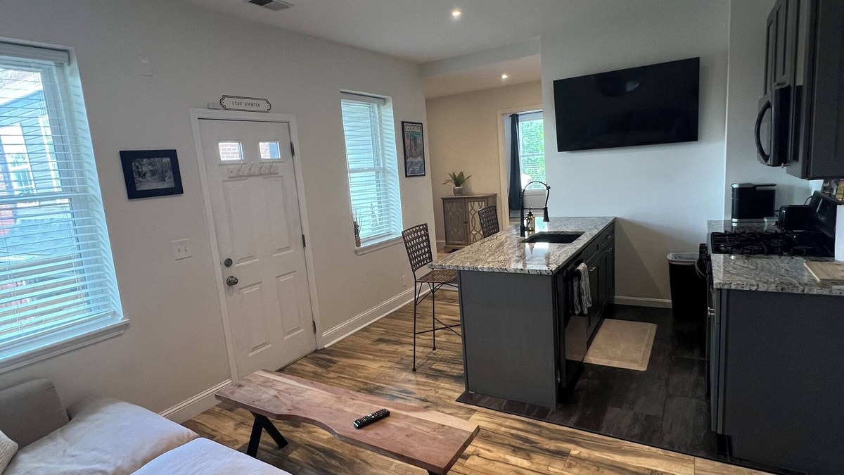 Butchertown Apartment | Huge 2-bedroom apartment with 500 Mbps WiFi, full kitchen, AC/Heat, and sleeps 7