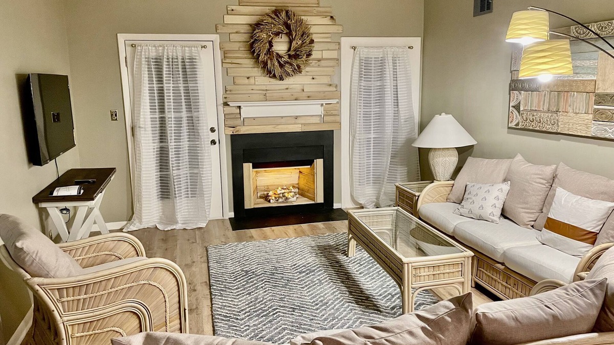 Newark Condo | Huge 2 BR✯Fast Wifi✯Christiana ✯Newark✯U of D✯Pets✯ Close to MANY Restaurants✯