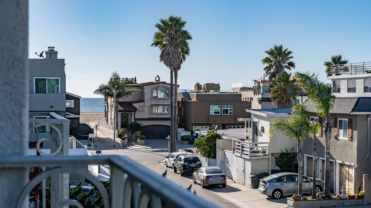 Silver Strand House | Huge 3,600 square foot beach house 5 houses from the sand at Silver Strand Beach