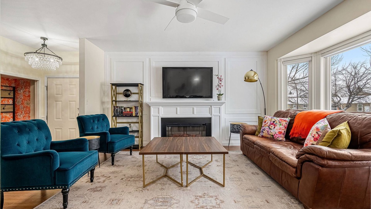 Parkland House | Huge 4-Level Split, BBQ Grill, Ideal for Groups, Sleeps 18+, King Bed