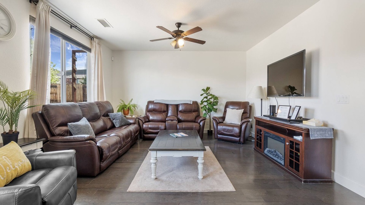 Reno House | Huge 5-bedroom 4 bath-30 minutes to Lake Tahoe-Outdoor Oasis