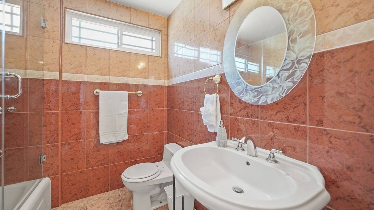 Norwalk House | Huge 5BR Jacuzzi 15min to Disneyland Sleeps 18