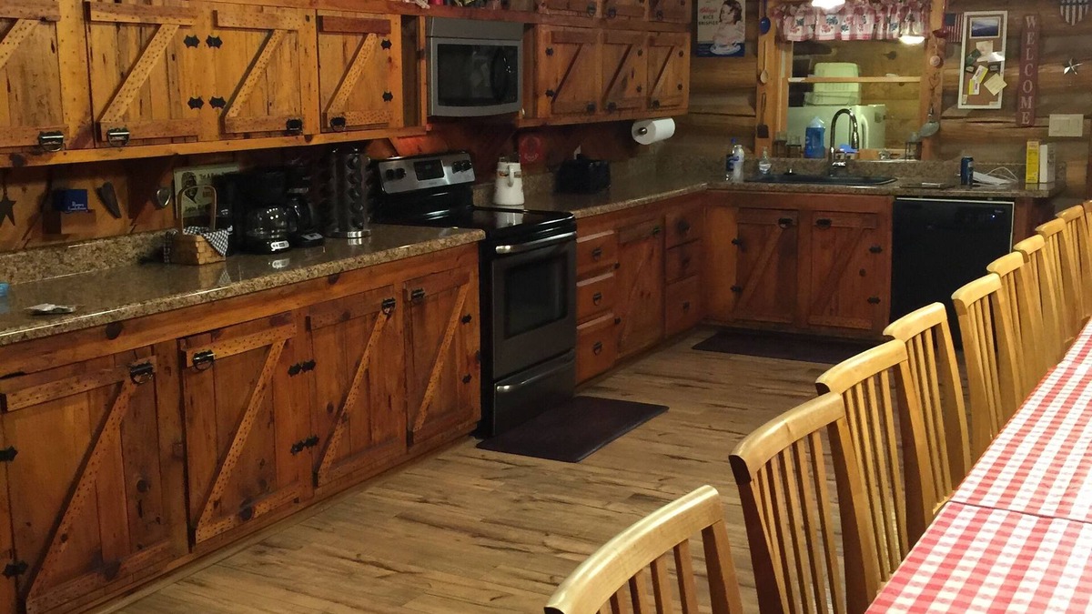 Green Mountain Cabin | Huge 8 bdm 7 baths, log cabin with views! sleeps 35, eating for 28, pets oknn