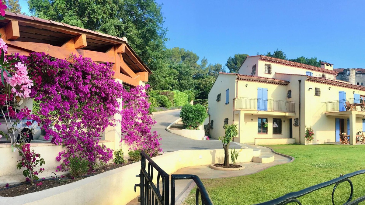 Les Maillans Apartment | Huge apartment with stunning views