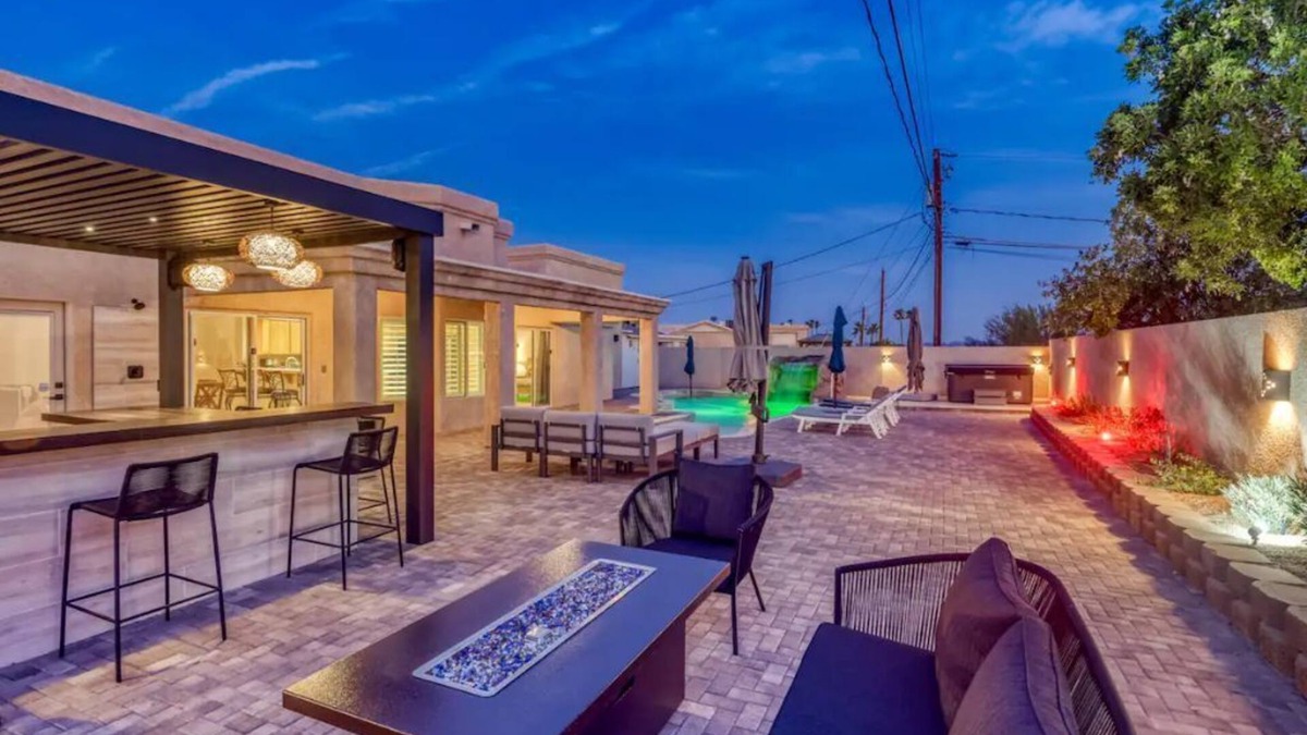 Lake Havasu City House | Huge backyard with pool, hot tub, BBQ, and putting green.