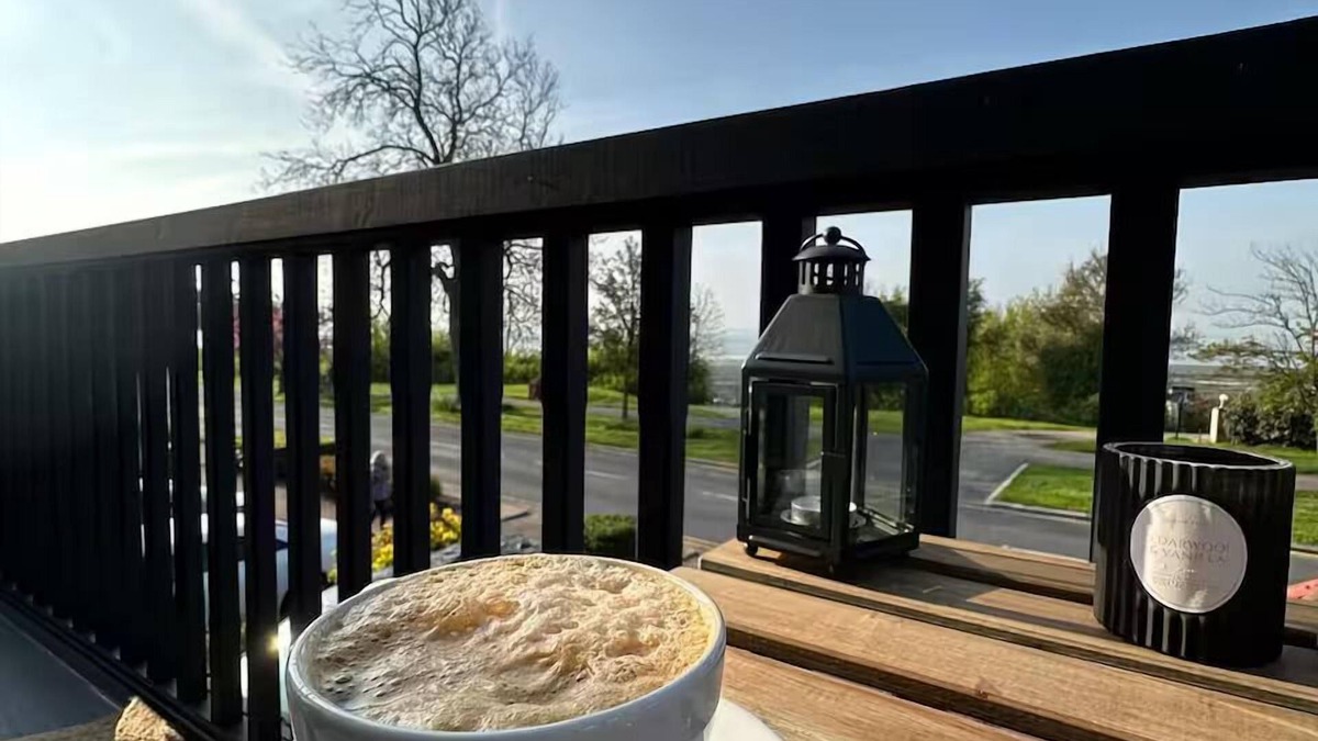 Leigh-on-Sea House | Huge Beach house -Seaview balcony-perfect location | Pass the Keys