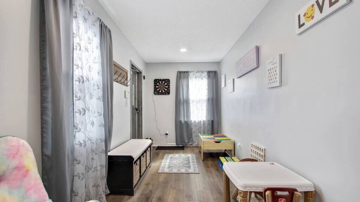 Cheektowaga House | Huge Best Parking Laundry AC BBQ Patio