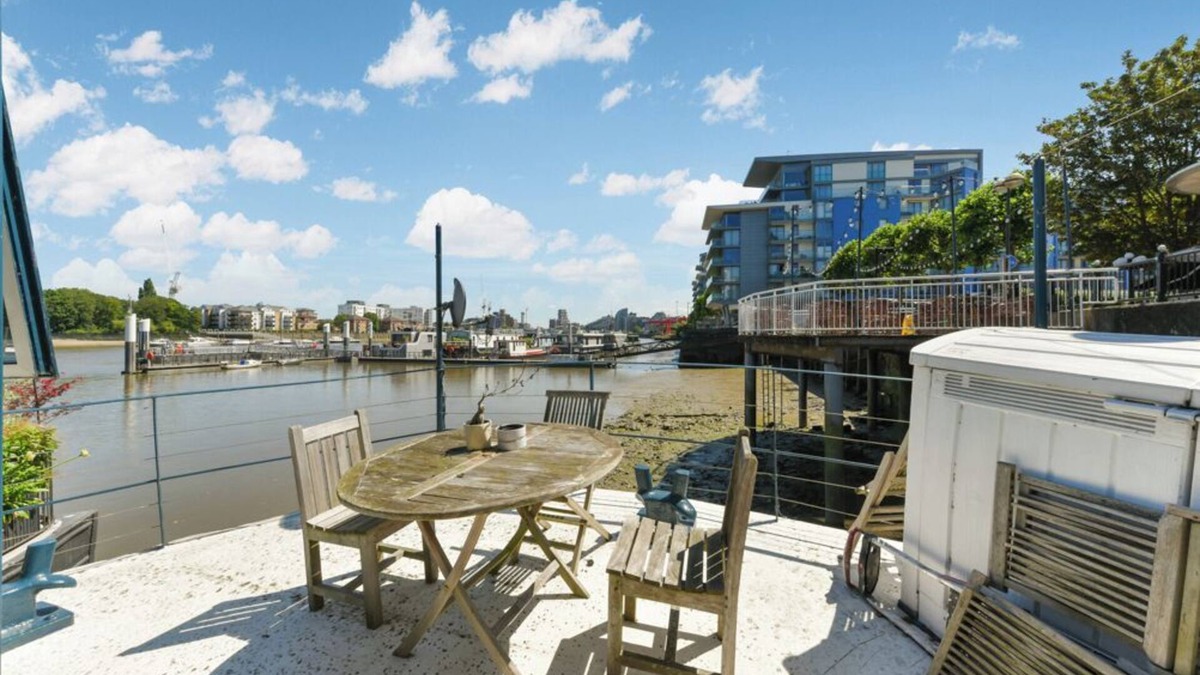 Thamesfield Boat Rental | Huge & Bright 4-Bed Houseboat on the River Thame next to Wandsworth Park