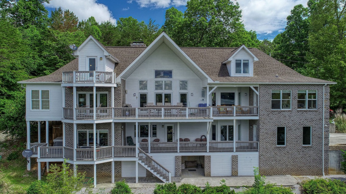 La Follette House | Huge Covered Dock & Decks, tiki bar, fire pit, free WiFI, 2 kitchens, En Suites
