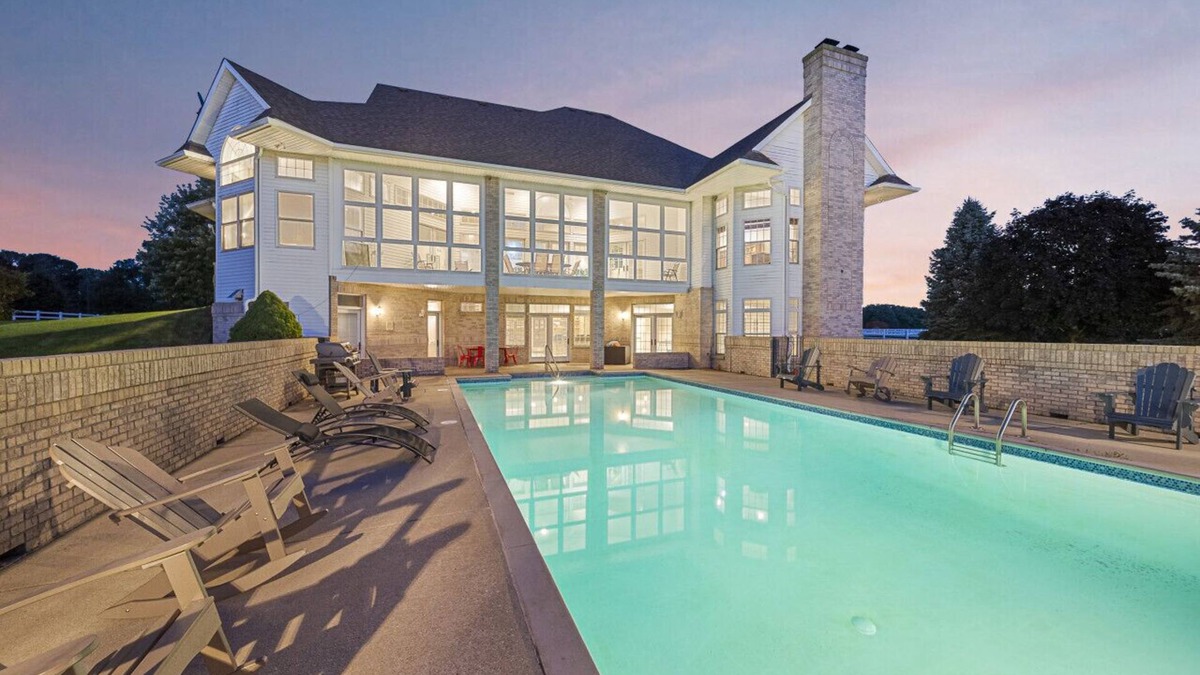 McHenry House | HUGE Crystal Lake 7 Acre Ranch w/Pool & Hot Tub