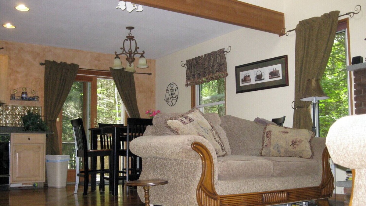 Bushkill House | HUGE discount this wknd! Escape to a BEAUTIFUL Secluded, Streamfront HOT TUB