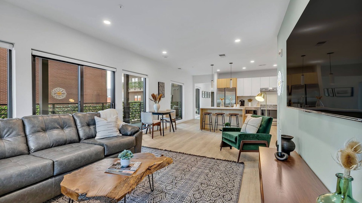 Downtown Nashville Condo | HUGE downtown corner unit: Pool-Gym-Walk to Broadway Ave and Conv. Center!