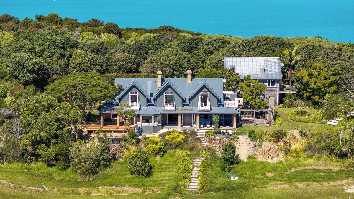 Oneroa Cabin | Huge estate with stunning vistas and multiple entertaining areas.