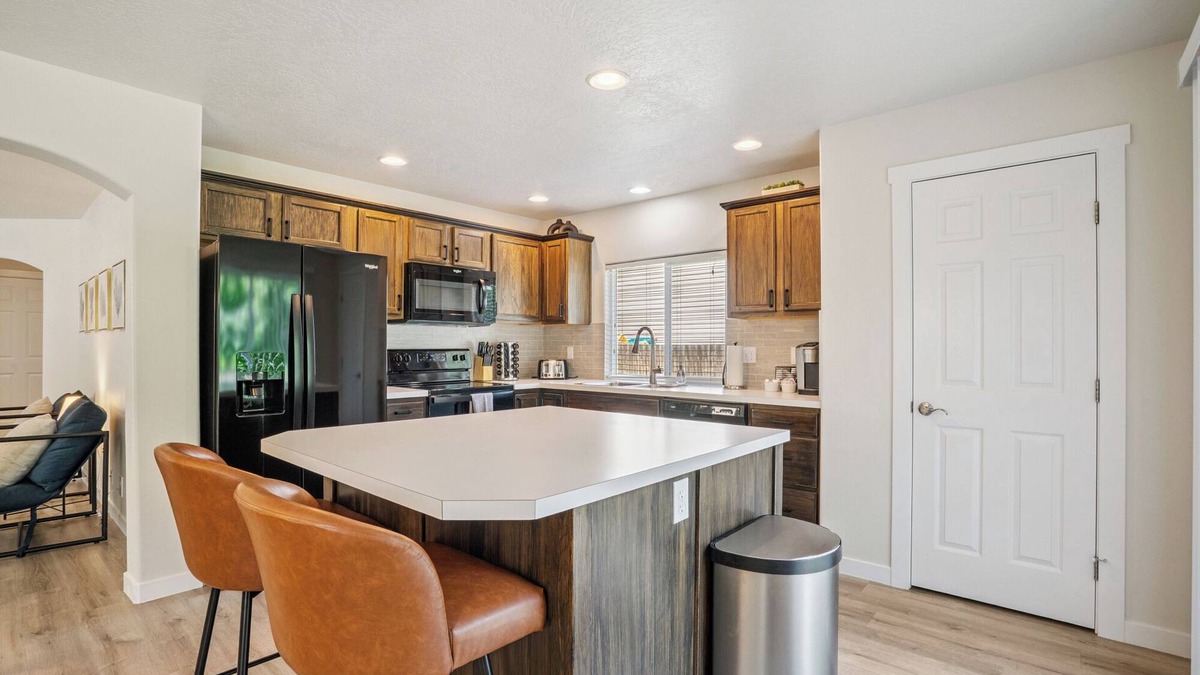Southwest Ada County Alliance House | Huge Family Home 8 Beds 3-Car Garage + Park