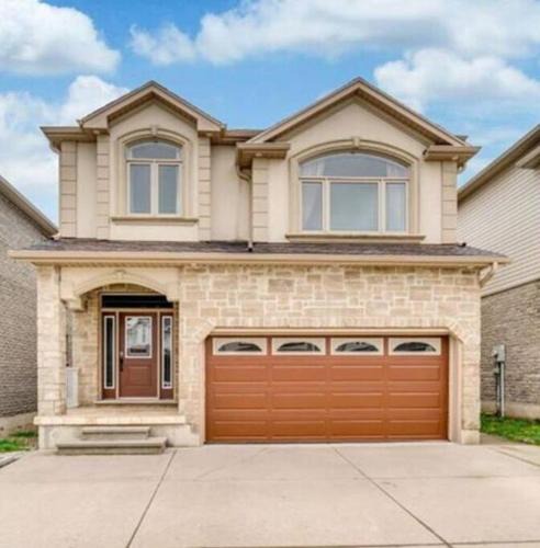 Highland West House | Huge Family home sleeps 10 with 3 parking spots