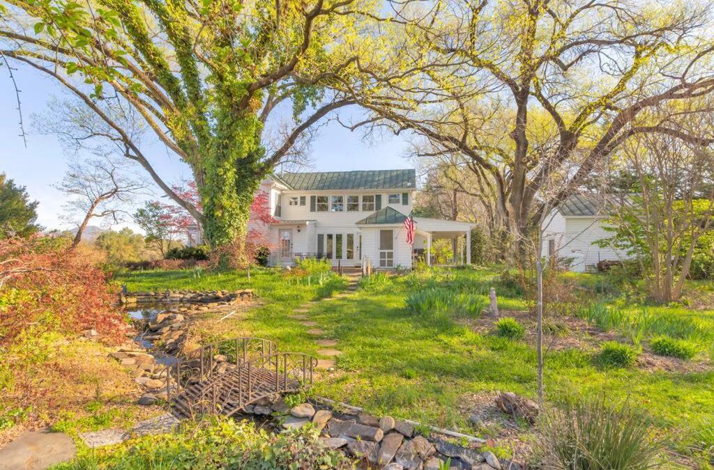 Nelson House | Huge Farmhouse with Heated Pool for Vacations and Retreats