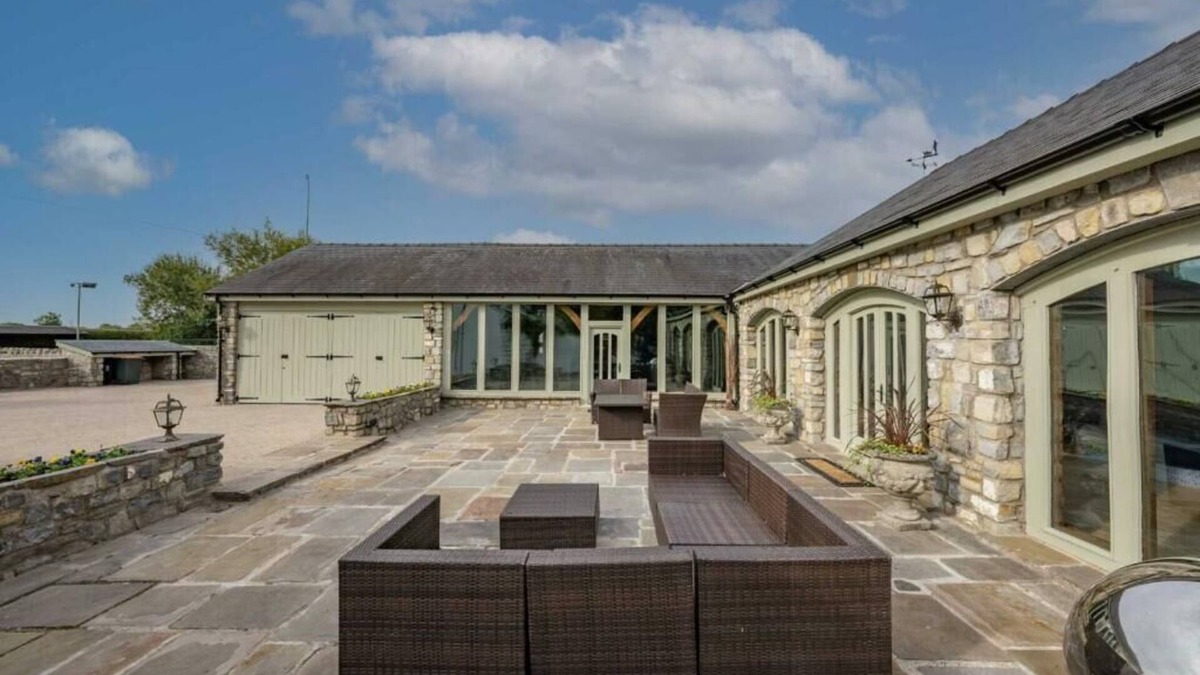 Newport House | Huge Farmhouse with Leisure Complex and Swimming Pool 5 mins from Celtic Manor