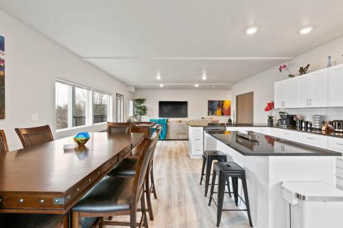 South Perry District Apartment | HUGE-Fun-Trendy Apt by Perry District & Downtown