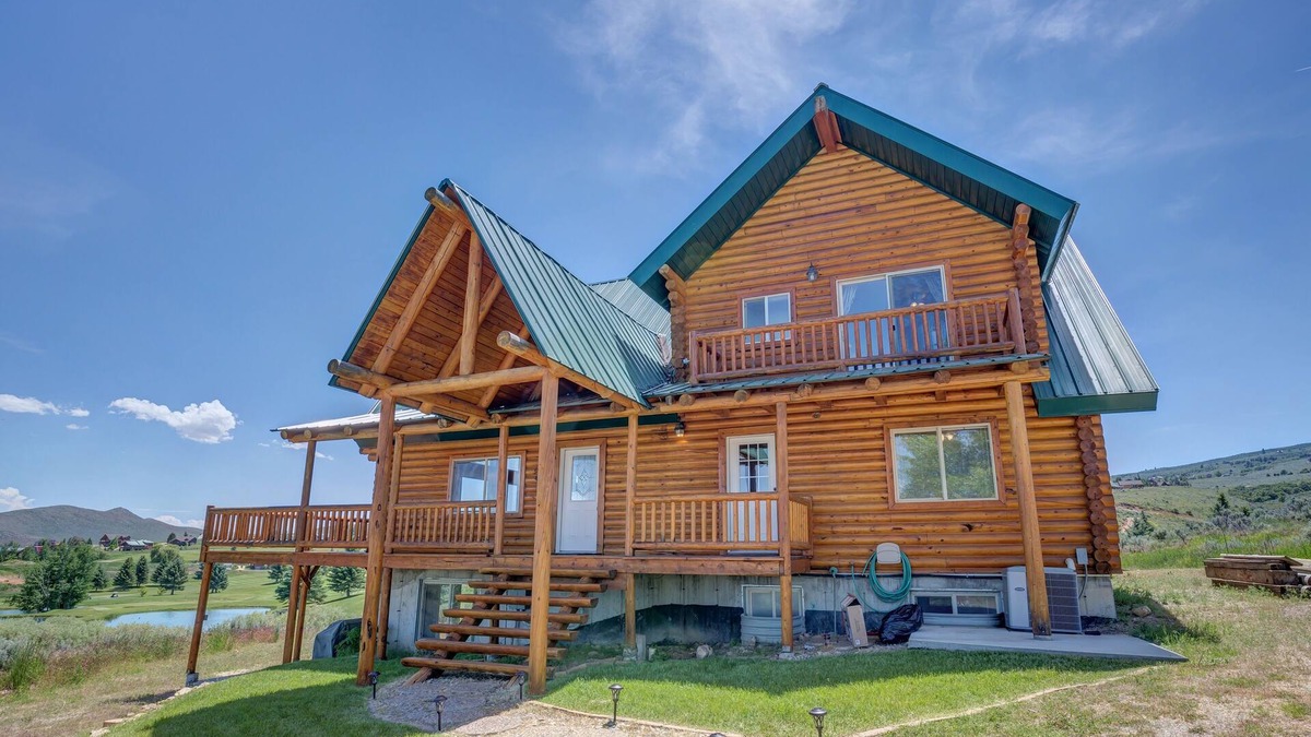 Sweetwater Cabin | Huge, Gorgeous Log Cabin, 100% remodeled, Right on Golf Course by Ideal Beach!
