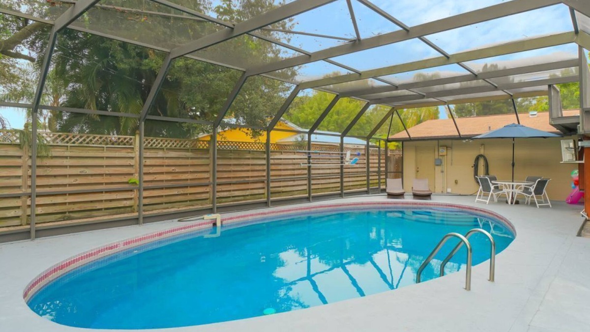 Sarasota House | Huge Heated Pool Home - Minutes to Siesta Key, Shopping, and More!!!