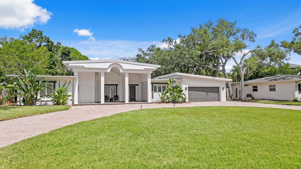 Sunset Park House | Huge Heated Pool I Playground I 6 TVs