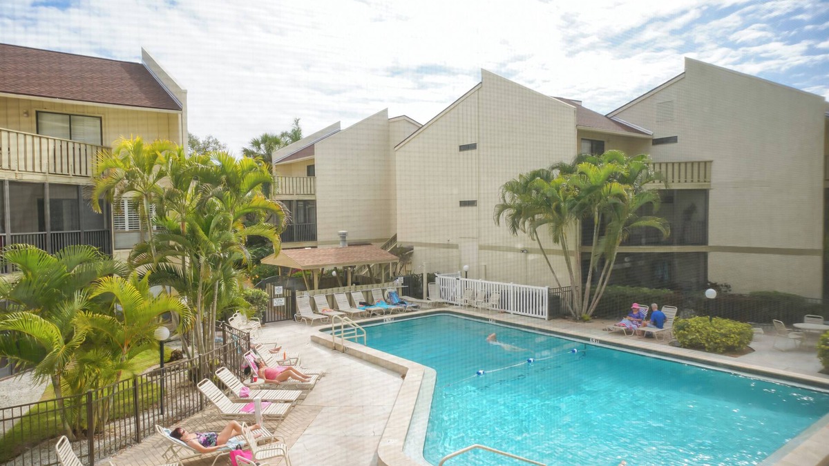 Siesta Key Apartment | Huge Heated Pool ❤ Short Walk to the Beach, ride FREE Trolley around the Key!