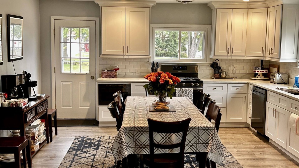 Como House | Huge home, sleeps 12, Newly remodeled, perfect for large groups NO PROM PARTIES