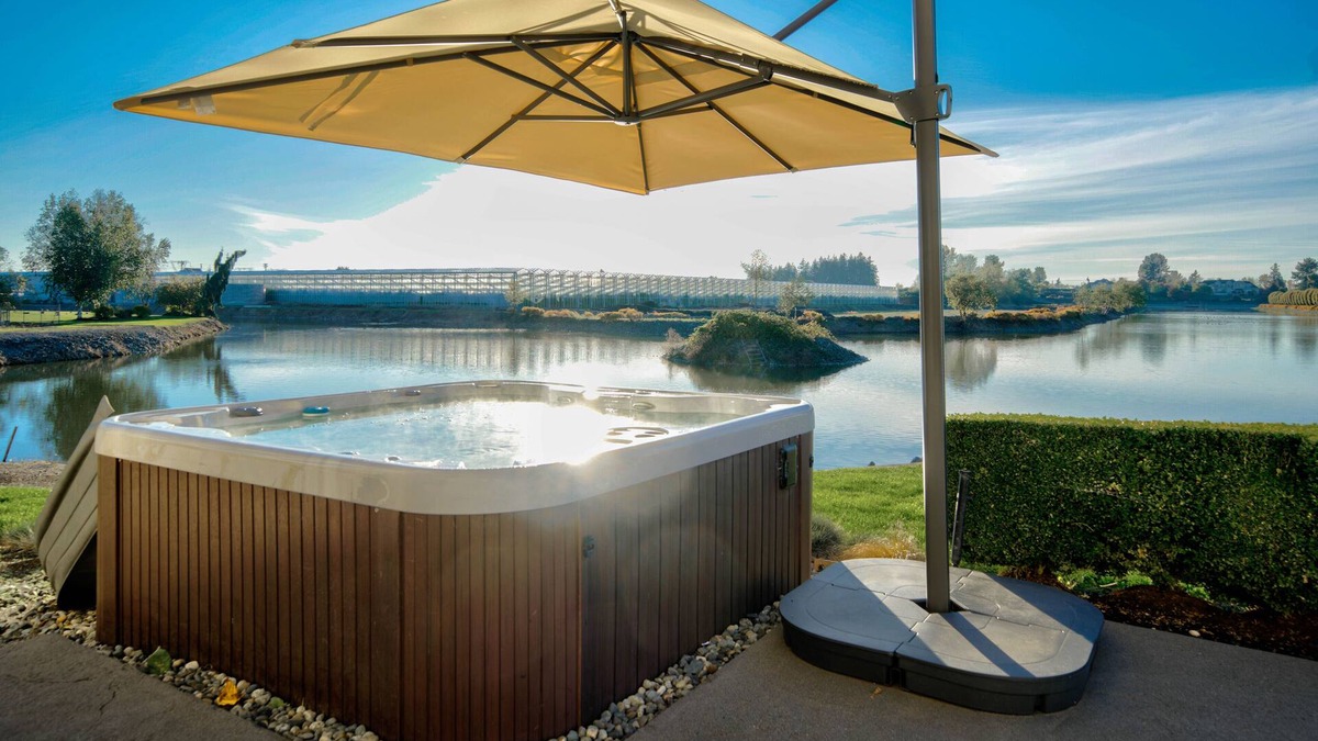 West Abbotsford House | HUGE HOME! Sleeps 23, Private Lake, Gym, Hot Tub, Game Room, Theatre, Karaoke
