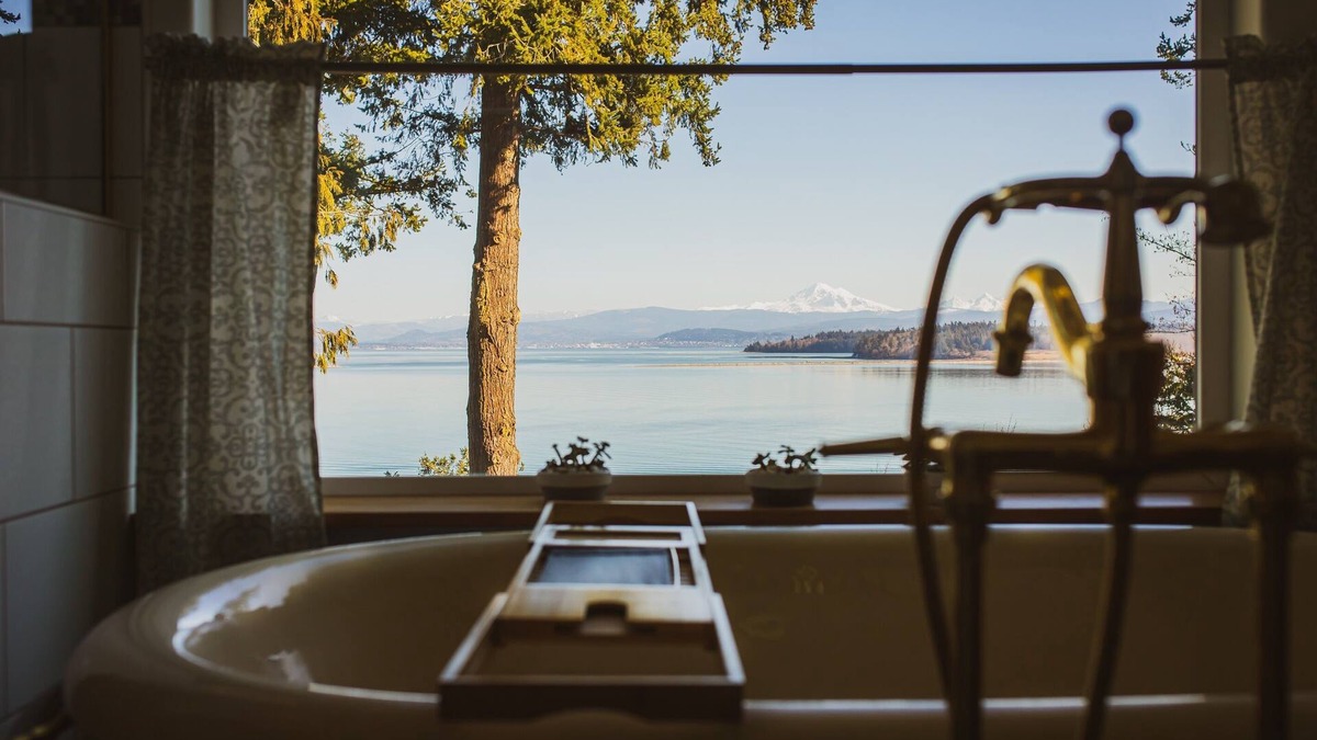 Lummi Island House | HUGE House-Ocean Views-Hot tub!-pet friendly