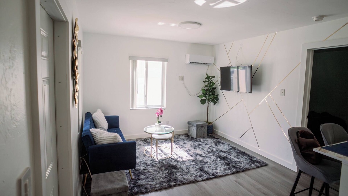 Edgewood House | Huge House w Yard 3bd3ba 2kitchens Ft Lauderdale airport dwntn bch Entire Duplex