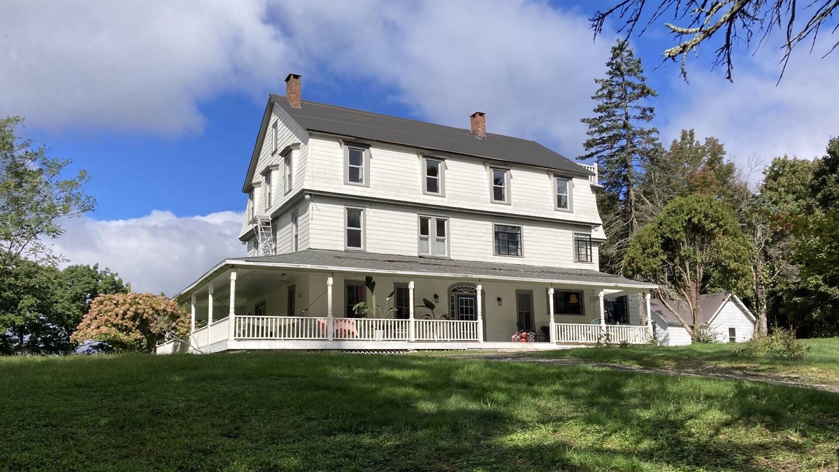 Cragsmoor House | Huge house with amazing kitchen, near great hiking; great for groups!