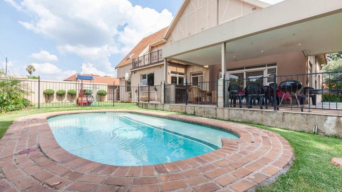 Greater Johannesburg Metropolitan Area House | Huge House with Separate Cottage