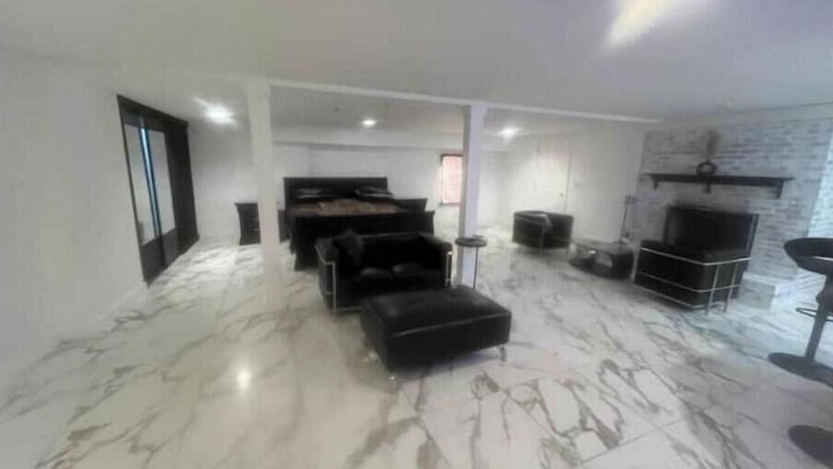 Collier Heights Apartment | HUGE-INTOWN STUDIO SUITEw/fireplace&DbleRainShower