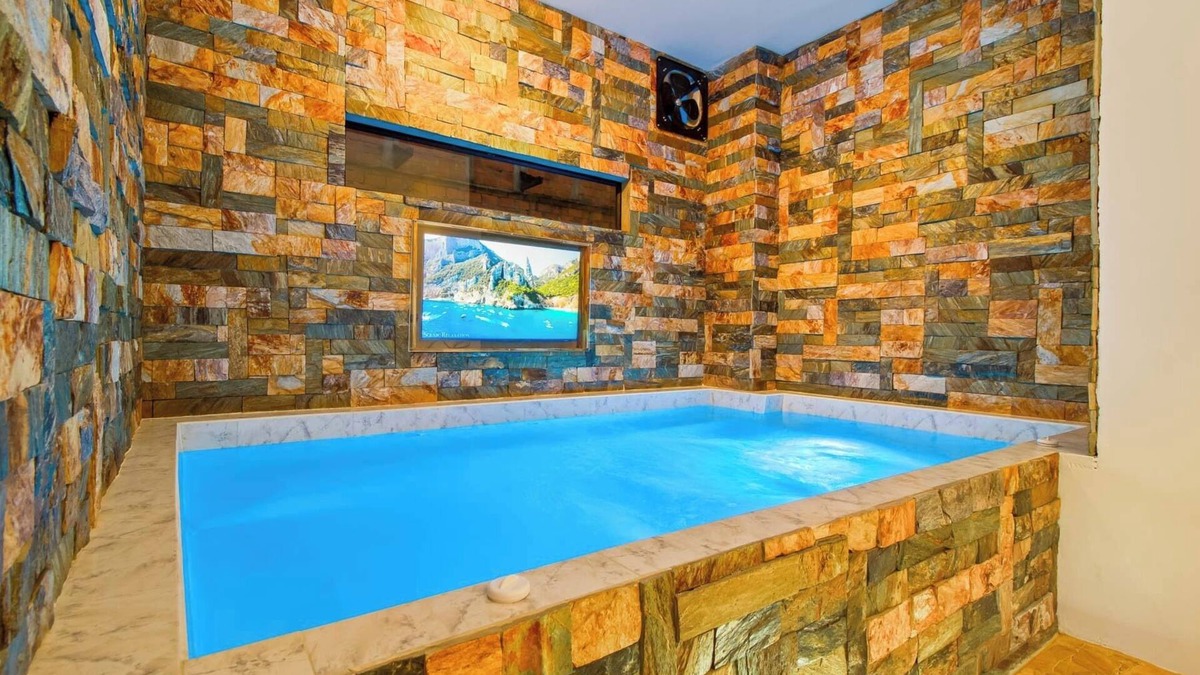 Zona Rosa Apartment | Huge Jacuzzi! 6-bedroom apartment one block from Park LLeras 6 private bathrooms
