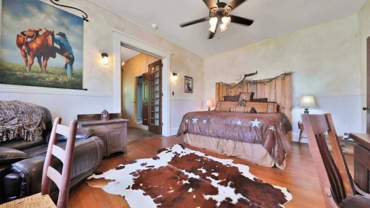 Gainesville Bed & Breakfast | Huge King Suite with Private Bath, Hot Tub and Pool.