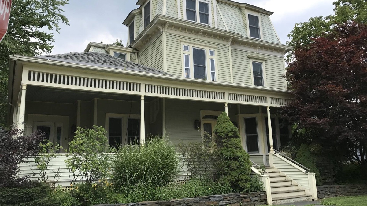 Williamstown House | Huge Luxe Williamstown Updated Victorian, All Ensuite Baths, Walk to Spring St!