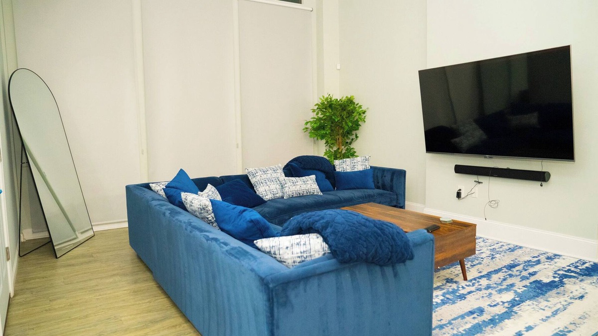 Downtown Baltimore Apartment | Huge Luxurious Downtown 4Bedrm/3Bath w/parking & a view- 5mins from Penn Station